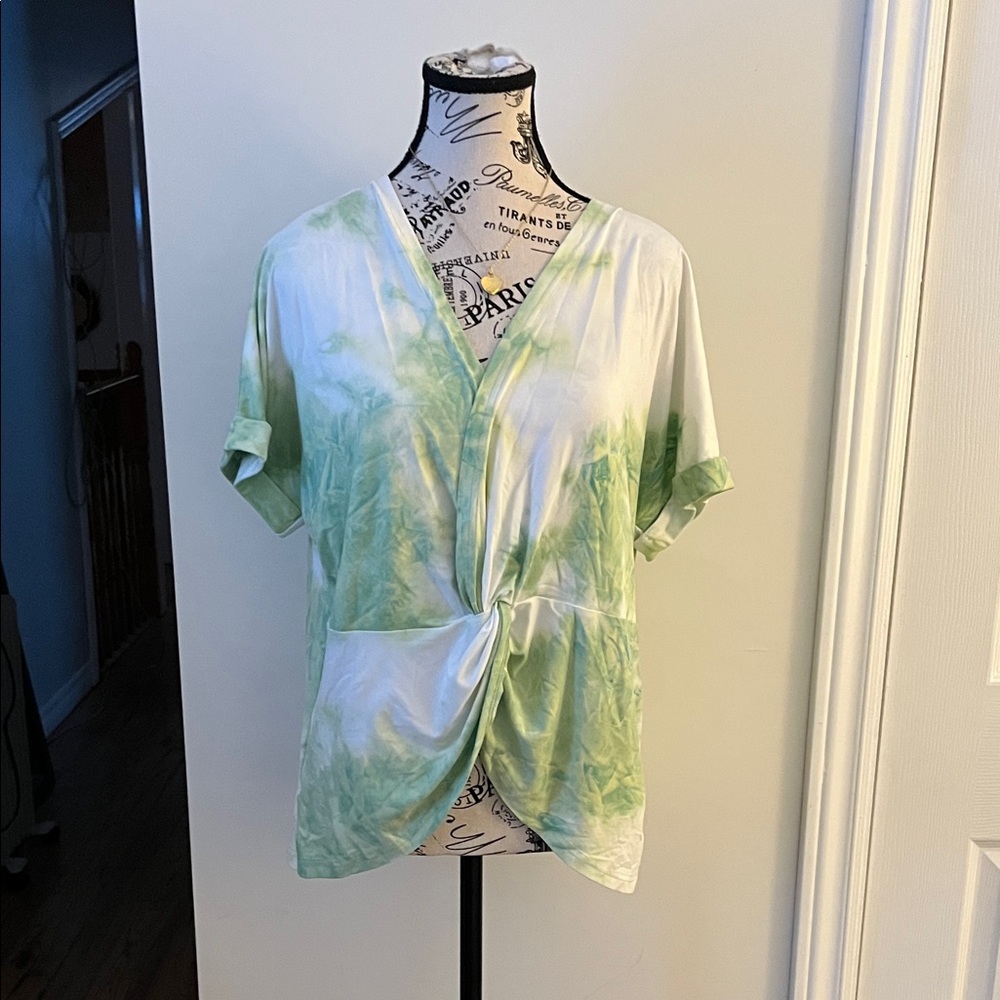 😃Source Unknown Green and White Women's Blouse